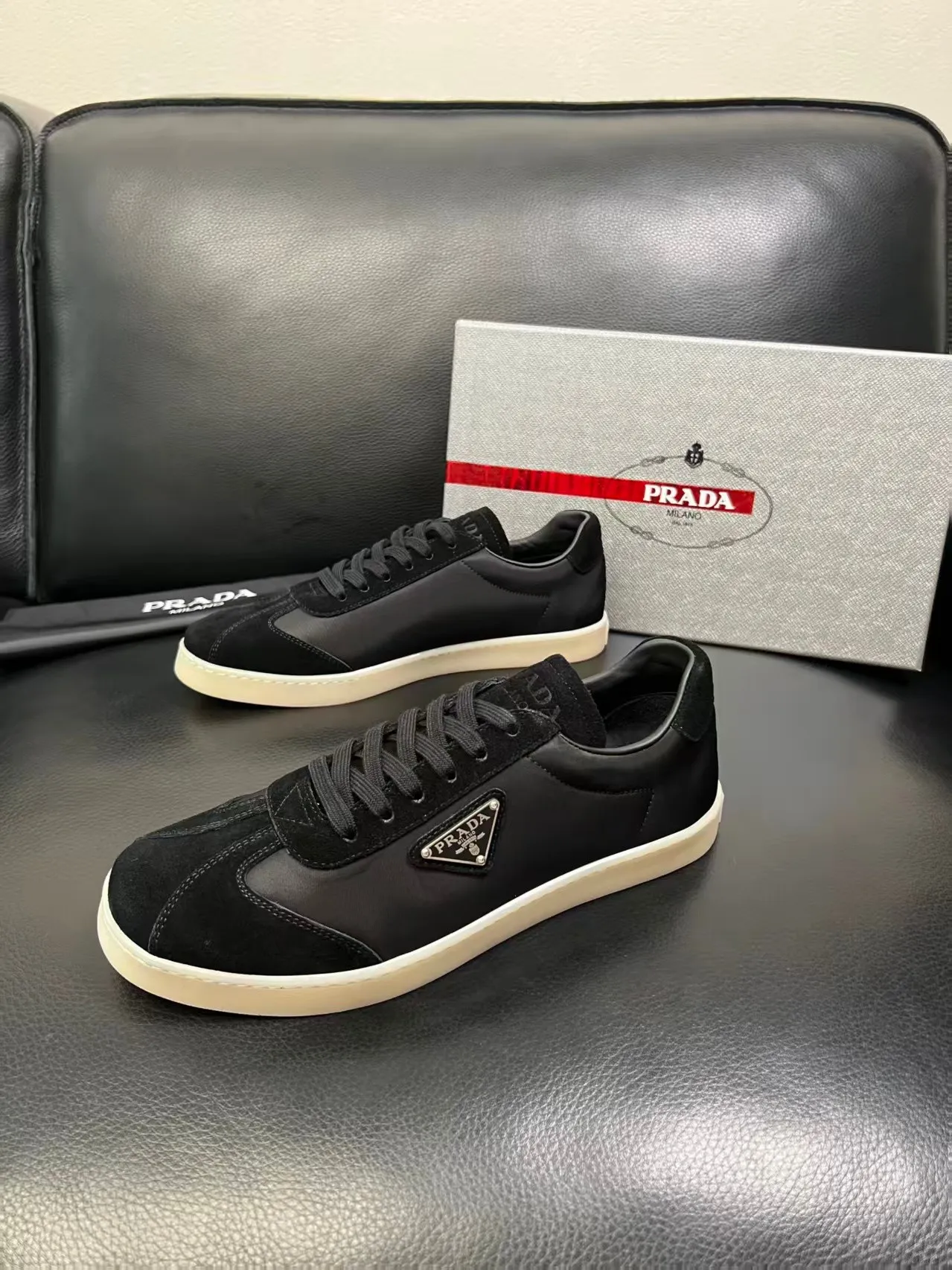 P380 38-45 Prada Prada’s new men’s leather sneakers, the highest version on the market, any comparison is welcome🆚! The original leather has excellent texture and is super high-end! Fetal sheep net lining imported from Italy, removable pad! Luxurious materials and fine workmanship, highly recommended! No. 058